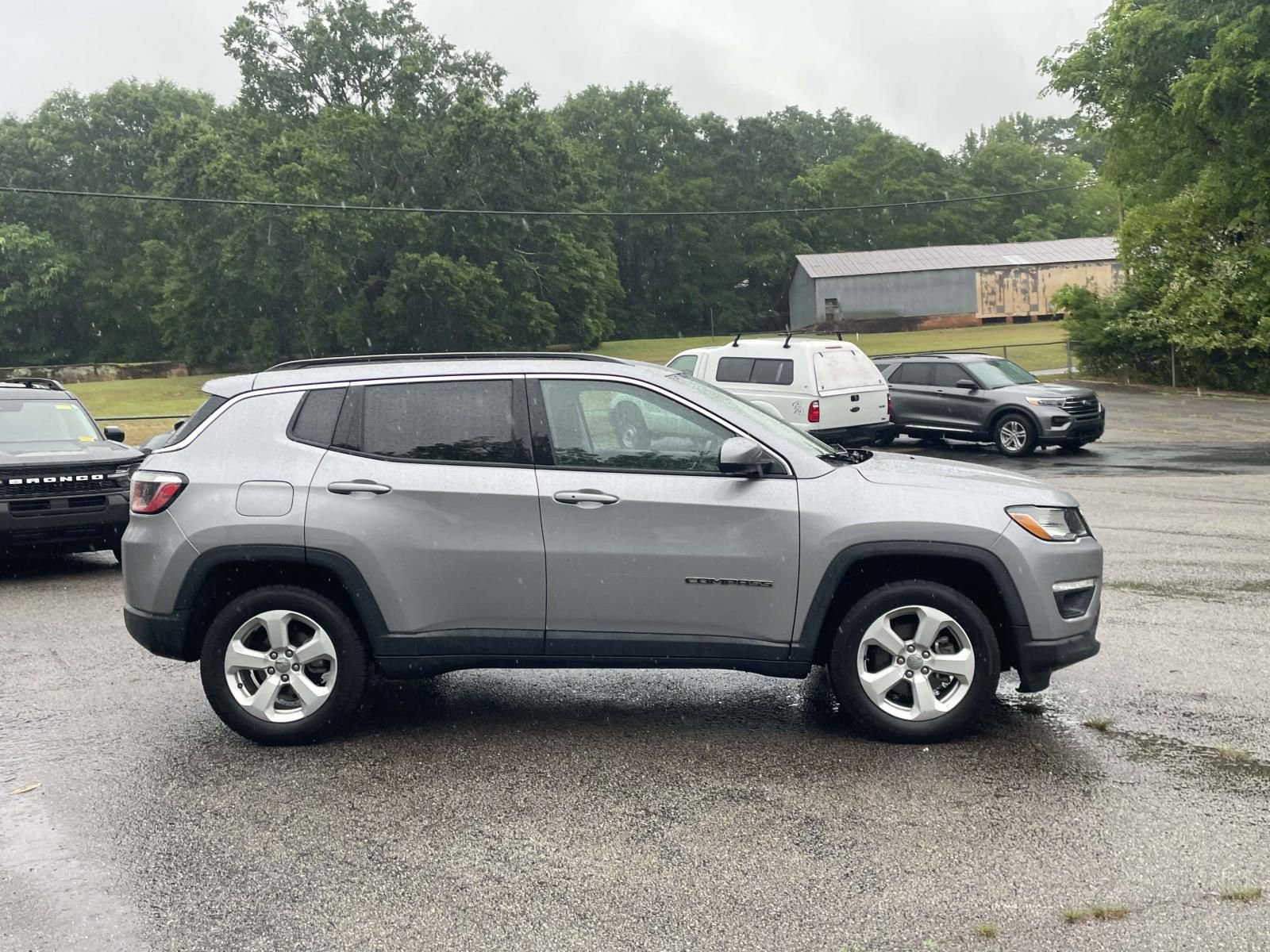 Used 2017 Jeep Compass Latitude w/ Popular Equipment Group AWD/4WD image 2