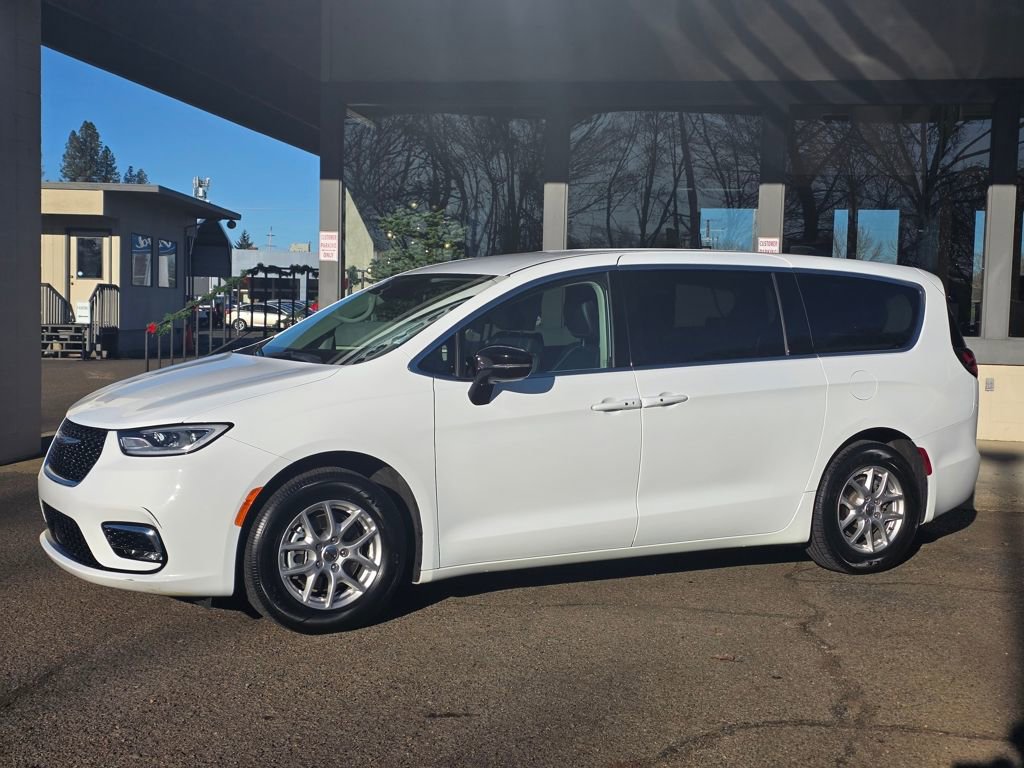 Used 2024 Chrysler Pacifica Touring-L FWD image 36