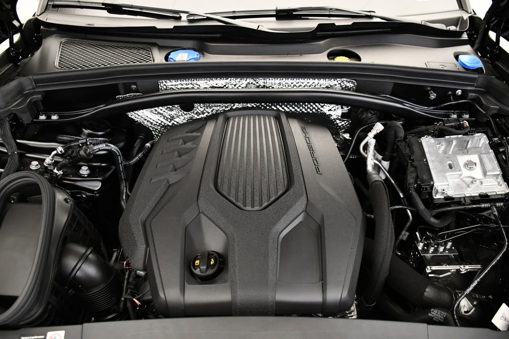 Certified 2025 Porsche Macan Turbo AWD/4WD image 11