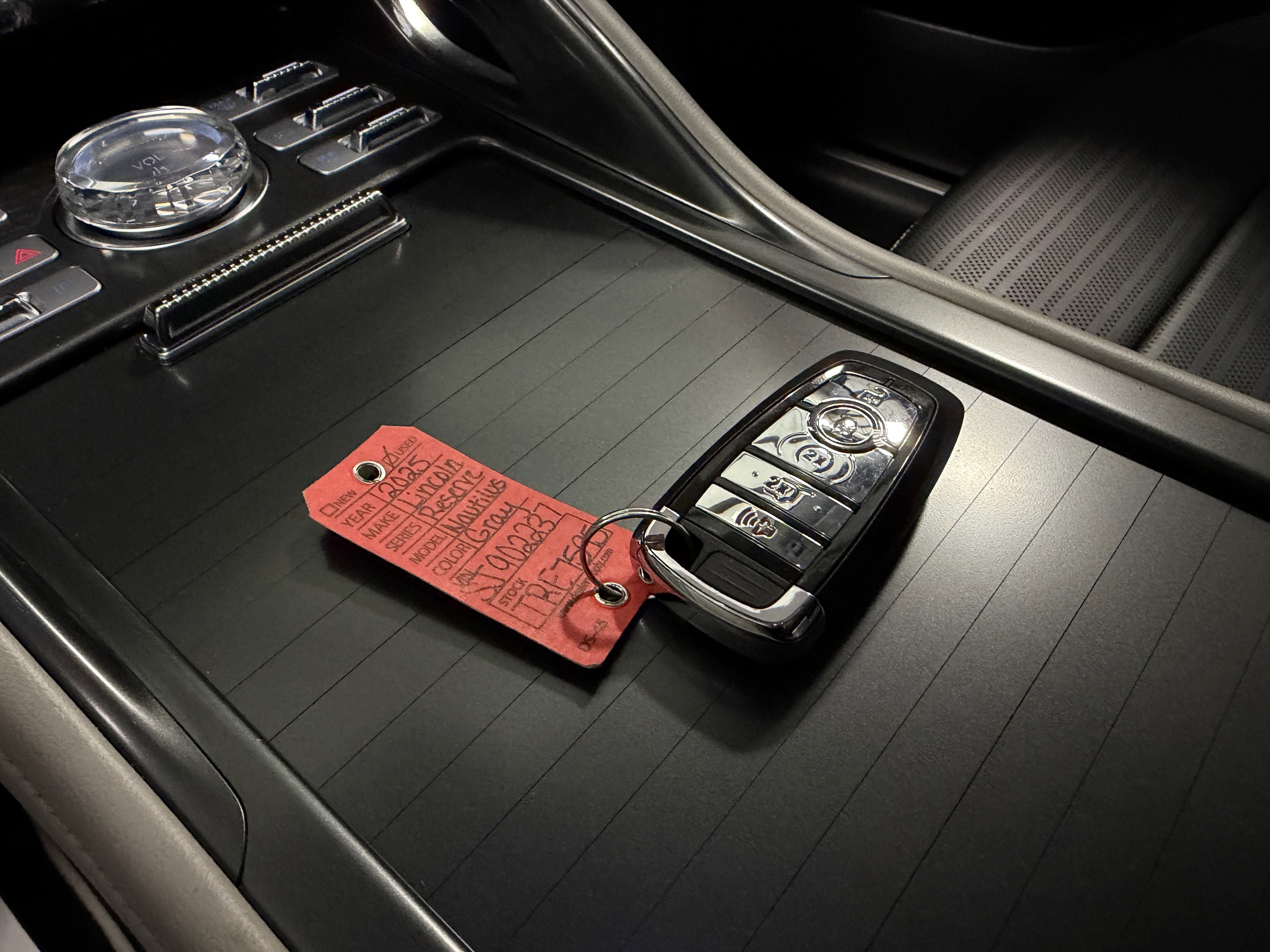 Used 2025 Lincoln Nautilus Reserve image 16