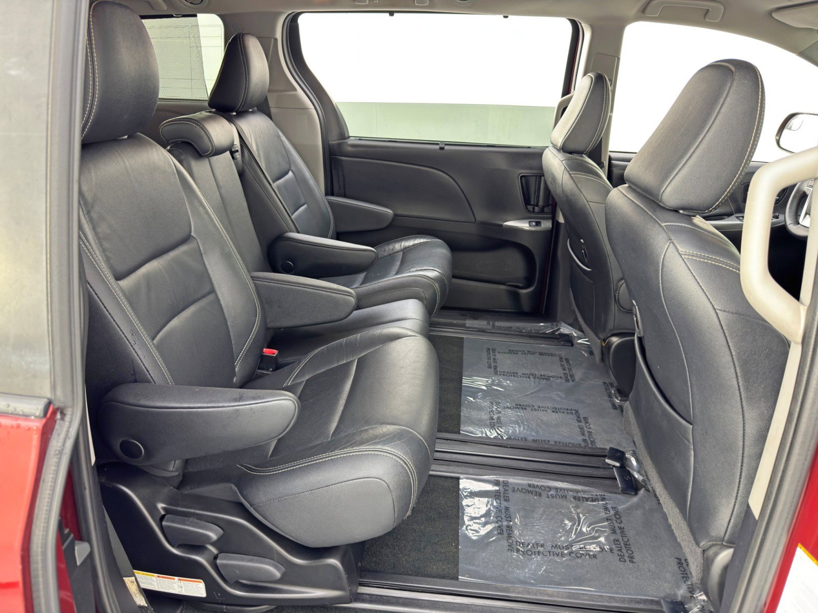 Used 2019 Toyota Sienna SE w/ Carpet Mat Package FWD image 36