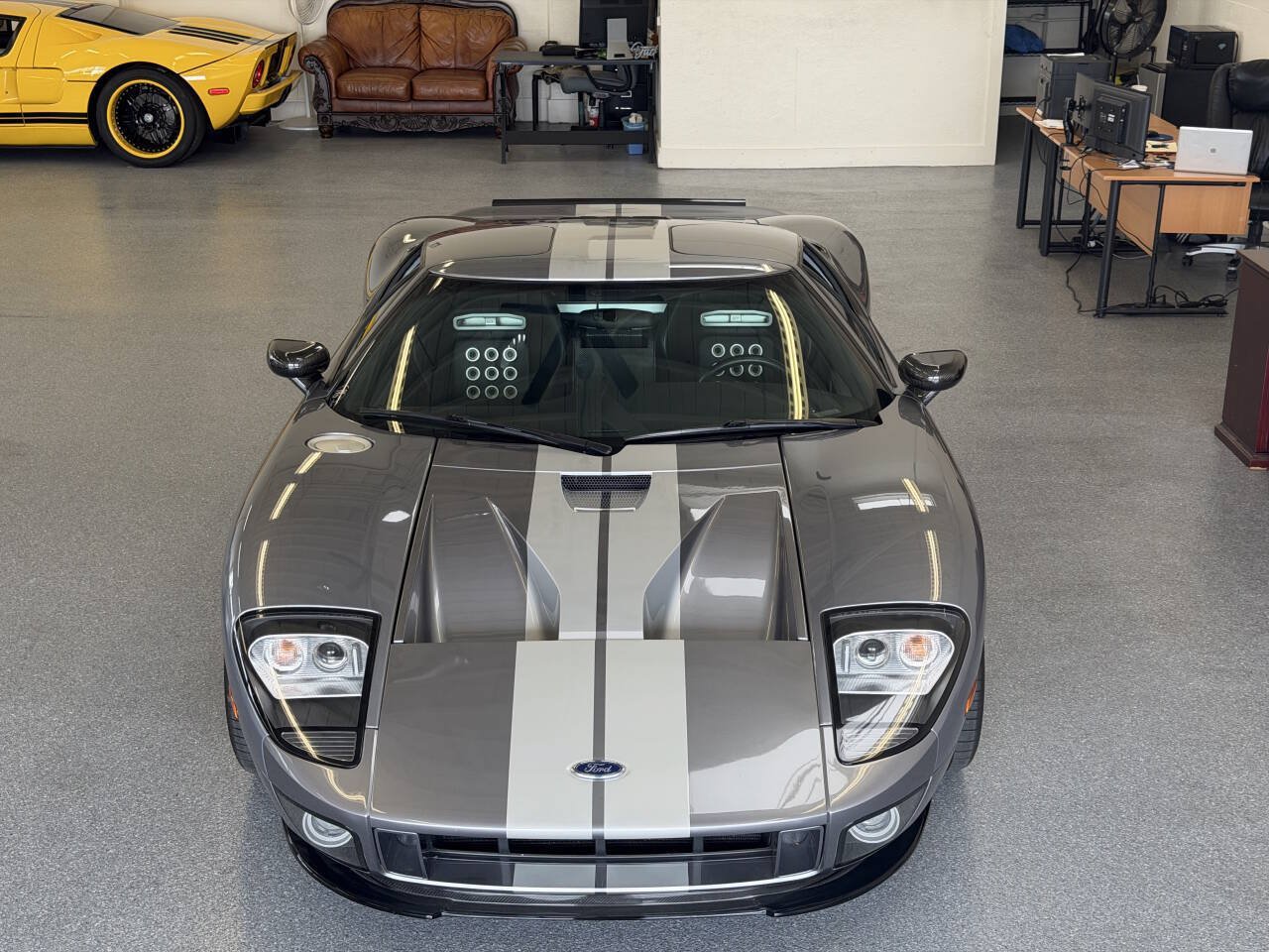 Used 2006 Ford GT RWD image 4