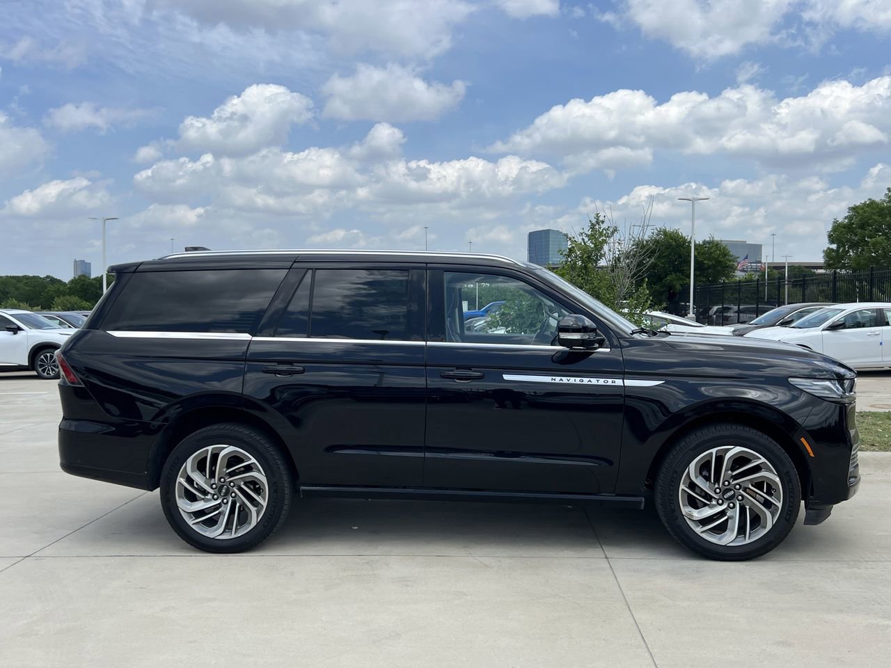 Used 2025 Lincoln Navigator Reserve AWD/4WD image 3