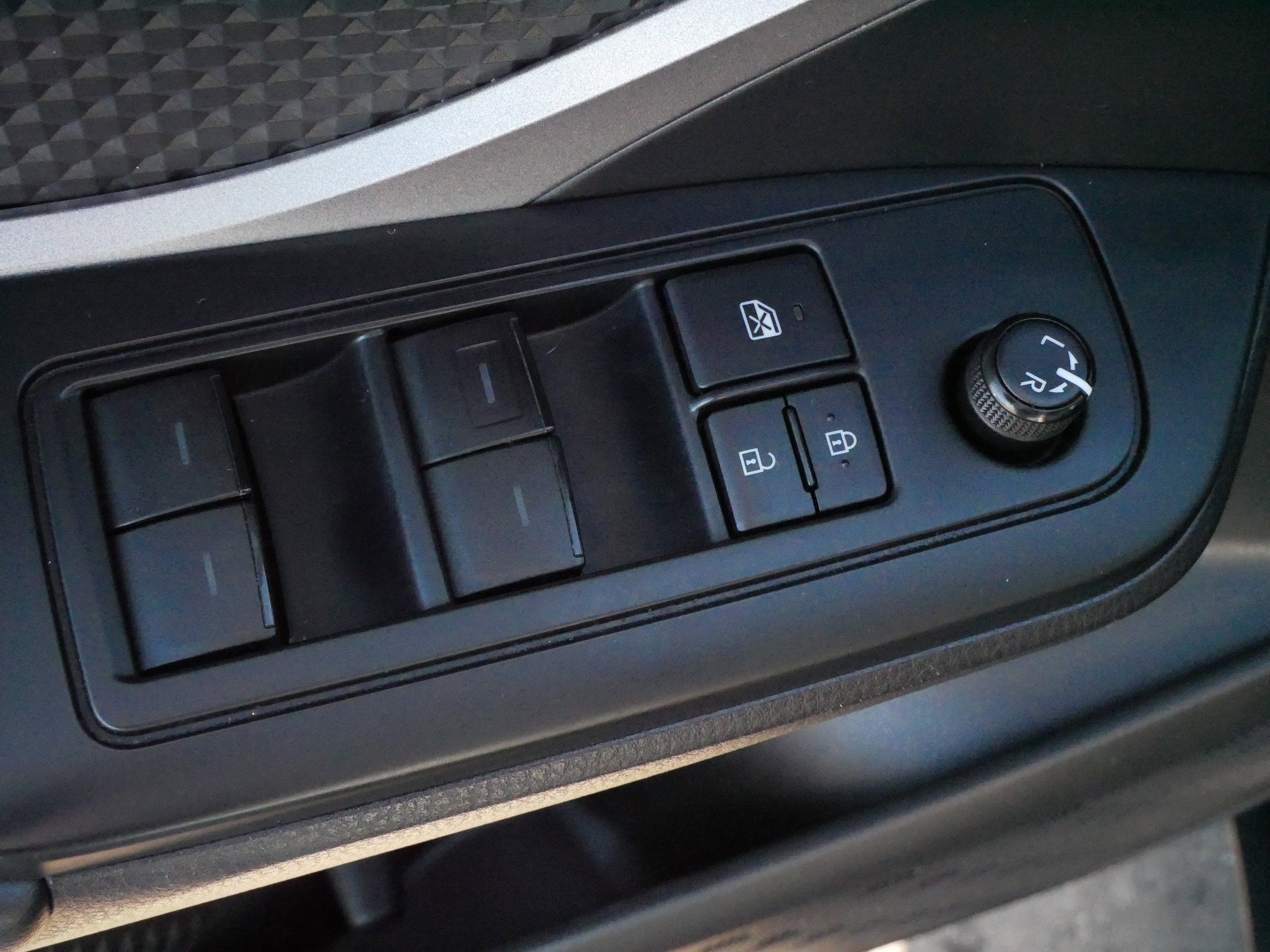 Used 2021 Toyota C-HR LE FWD image 19