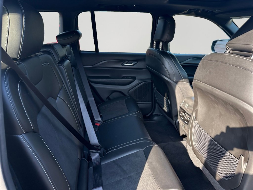 Used 2024 Jeep Grand Cherokee Altitude image 13