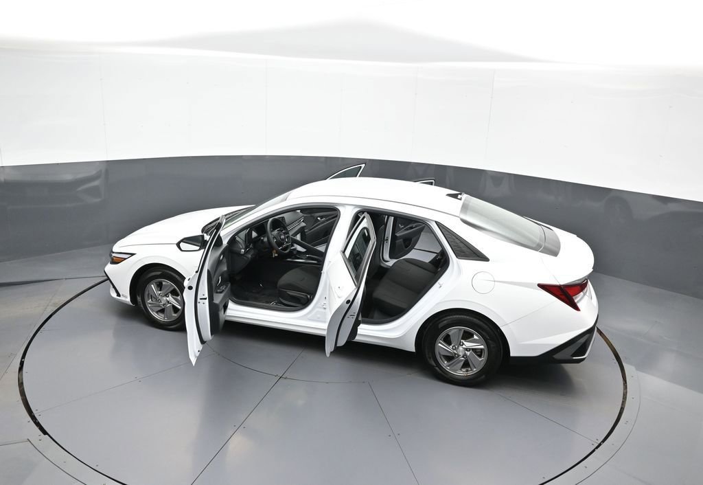 Certified 2025 Hyundai Elantra SE image 43