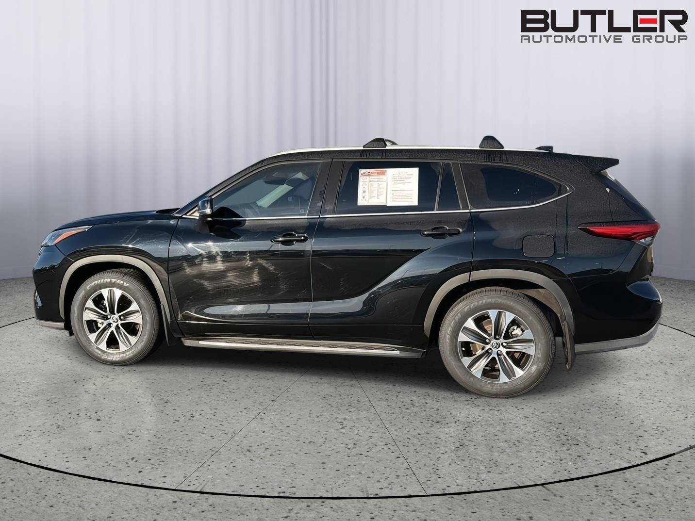 Used 2022 Toyota Highlander XLE FWD image 2