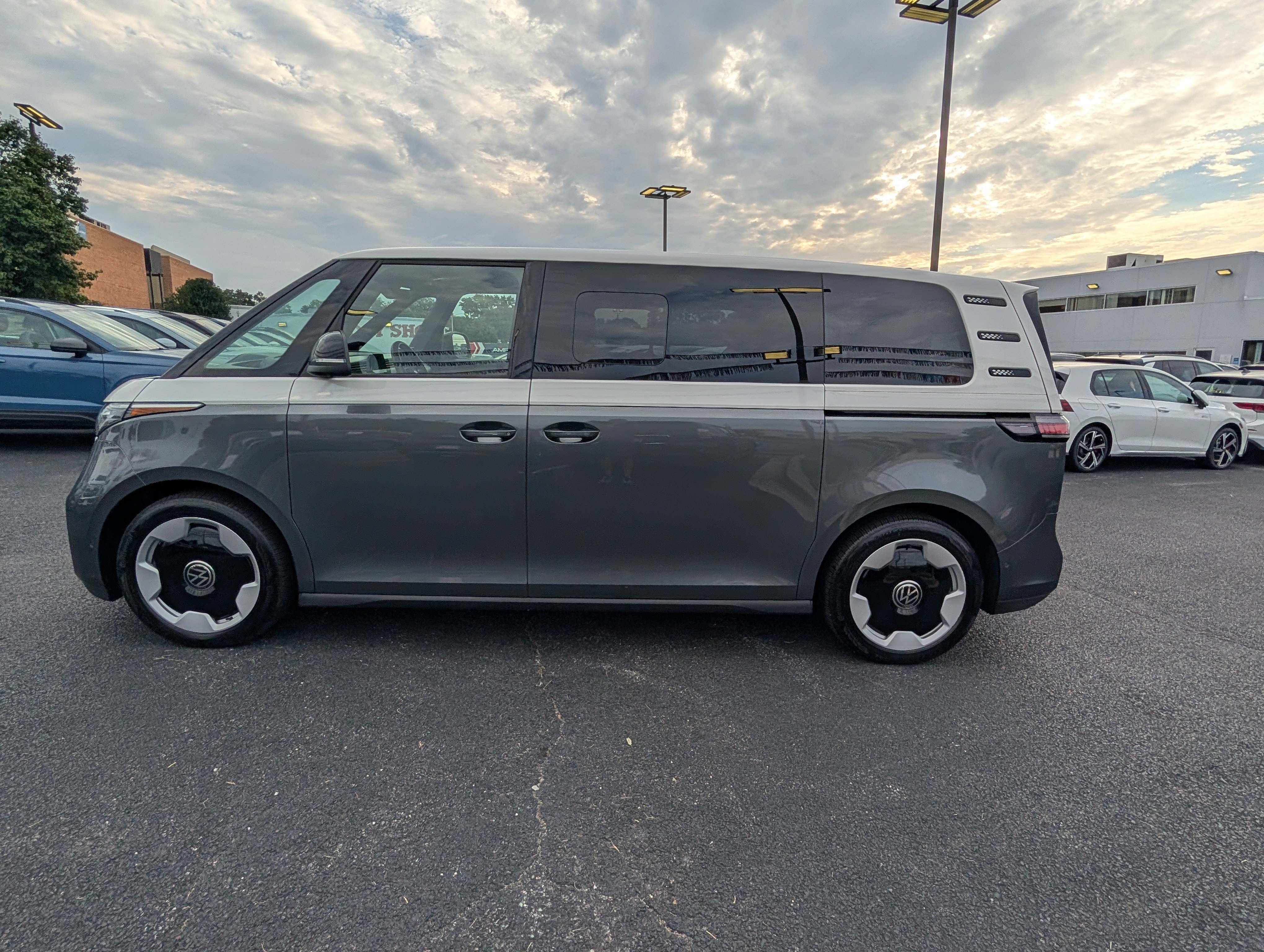 Used 2025 Volkswagen ID. Buzz Pro S Plus w/ Cupholders Package AWD/4WD image 6