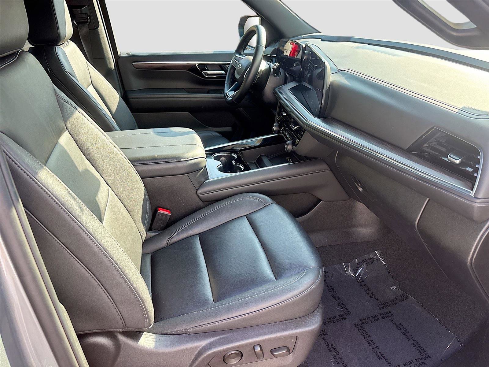 Used 2025 Chevrolet Suburban Z71 AWD/4WD image 30
