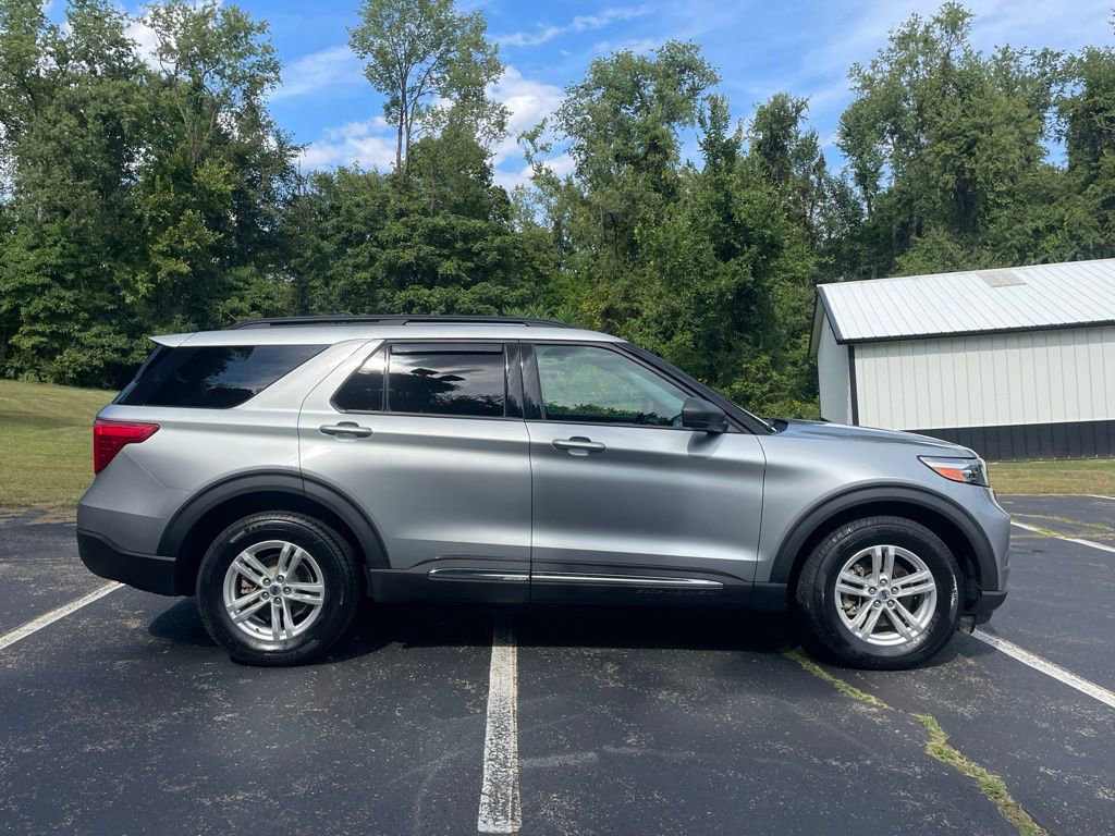 Used 2022 Ford Explorer XLT image 2