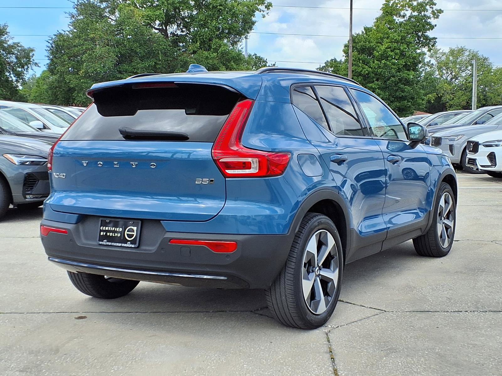 Used 2023 Volvo XC40 B5 Plus image 7