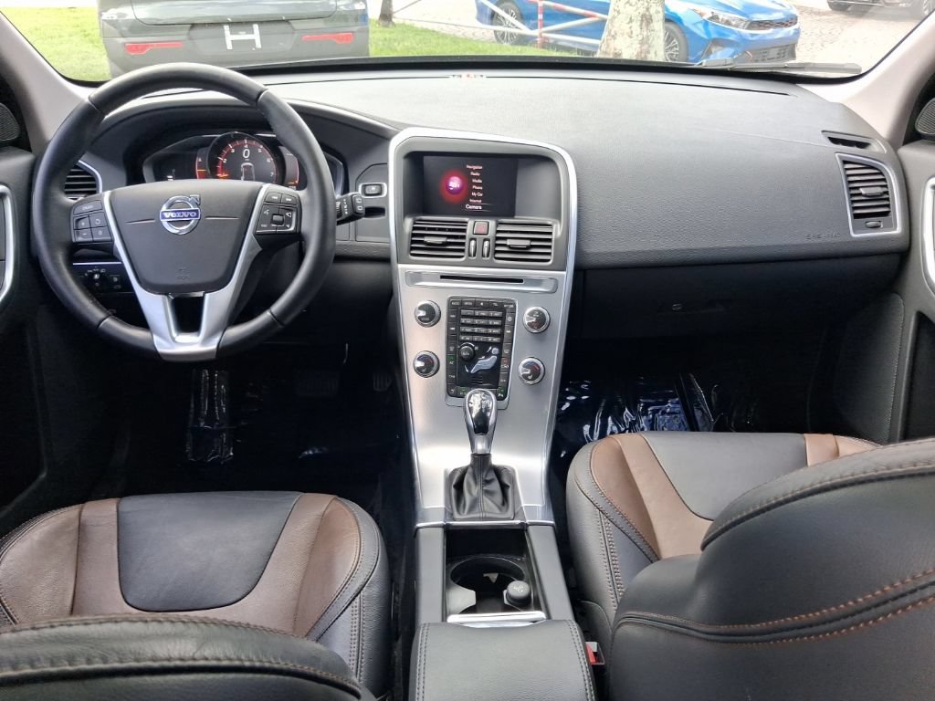 Used 2017 Volvo XC60 T5 Dynamic w/ Preferred Option Package FWD image 9
