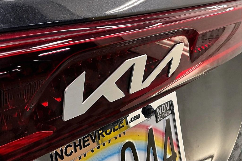 Used 2023 Kia Carnival LX FWD image 7
