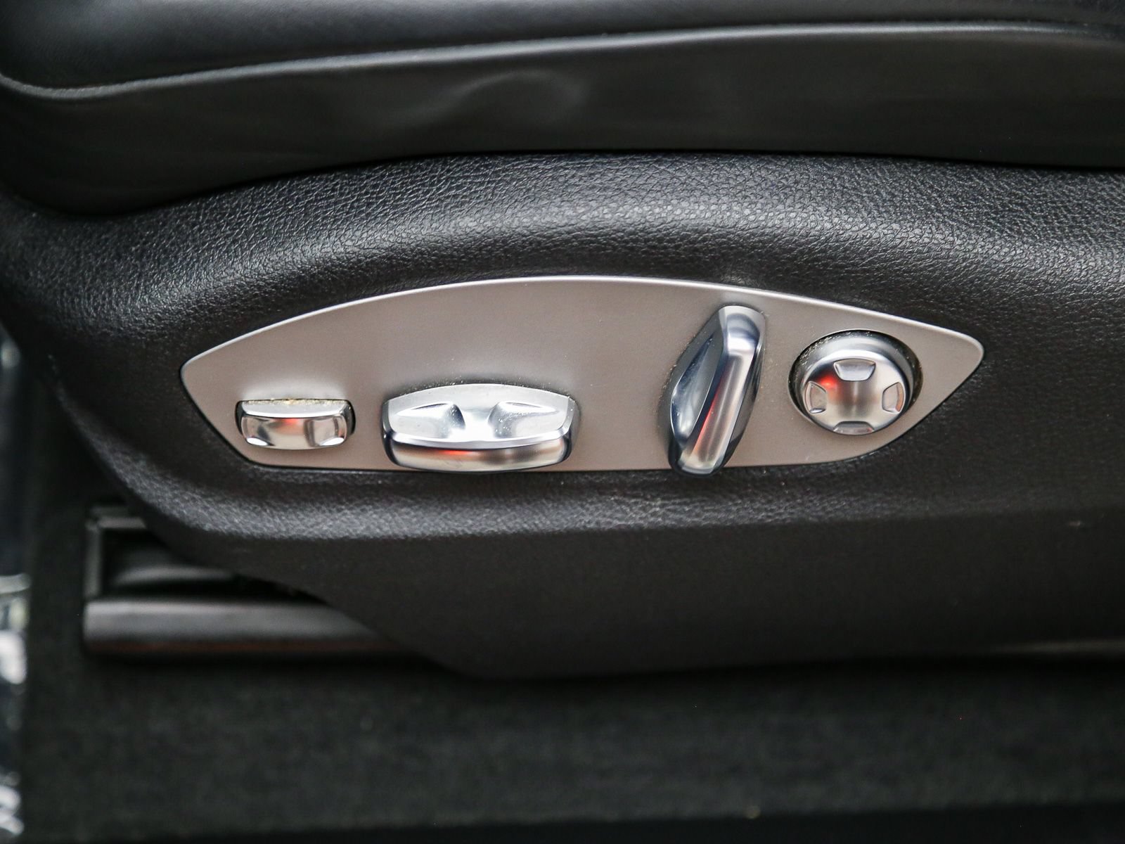 Certified 2022 Porsche Macan AWD/4WD image 25
