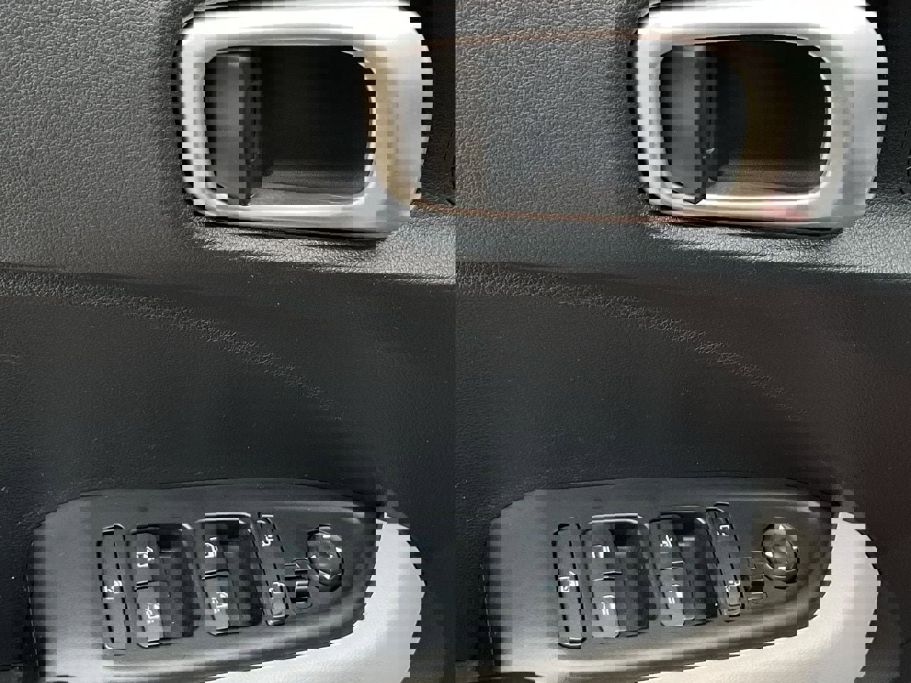 Used 2025 Hyundai Venue SEL FWD image 13