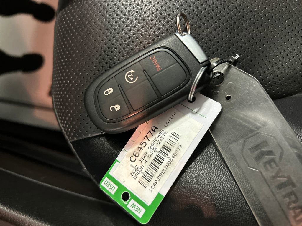 Used 2022 Jeep Cherokee Latitude Lux w/ Sun & Sound Group AWD/4WD image 22