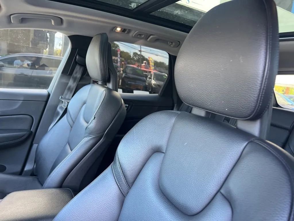 Used 2018 Volvo XC60 T5 Momentum w/ Advanced Package image 31