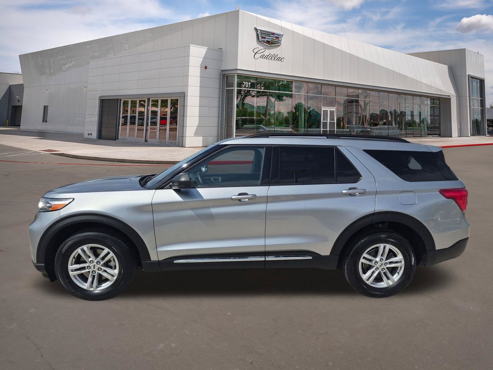 Used 2024 Ford Explorer XLT w/ Equipment Group 202A AWD/4WD image 3