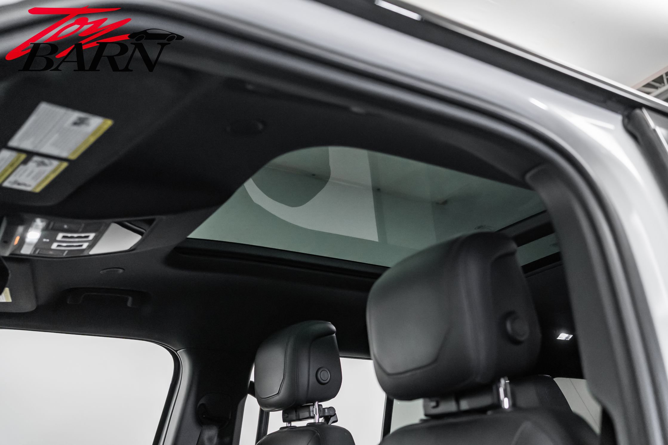 Used 2023 Land Rover Defender 130 SE image 24