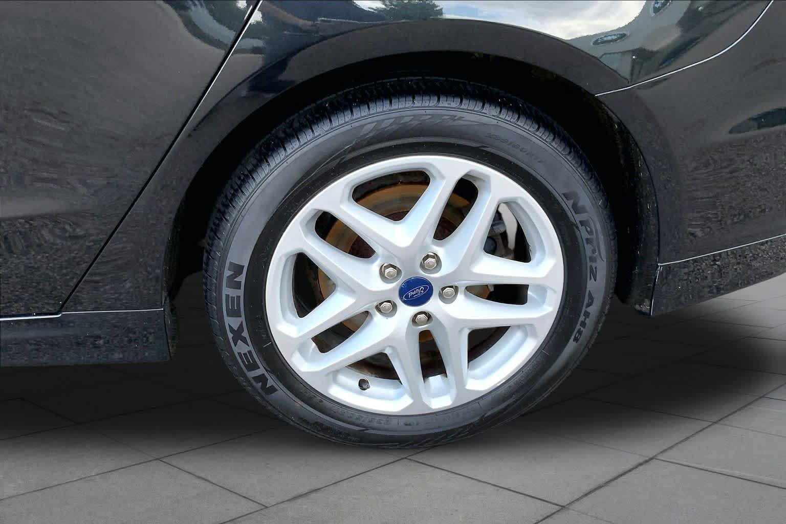 Used 2014 Ford Fusion SE w/ Equipment Group 202A FWD image 10