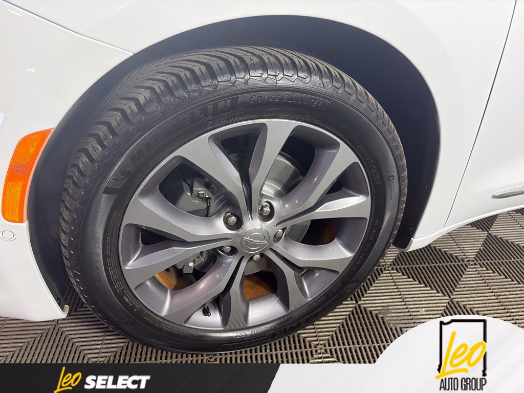 Used 2019 Chrysler Pacifica Limited w/ Tire & Wheel Group FWD image 5