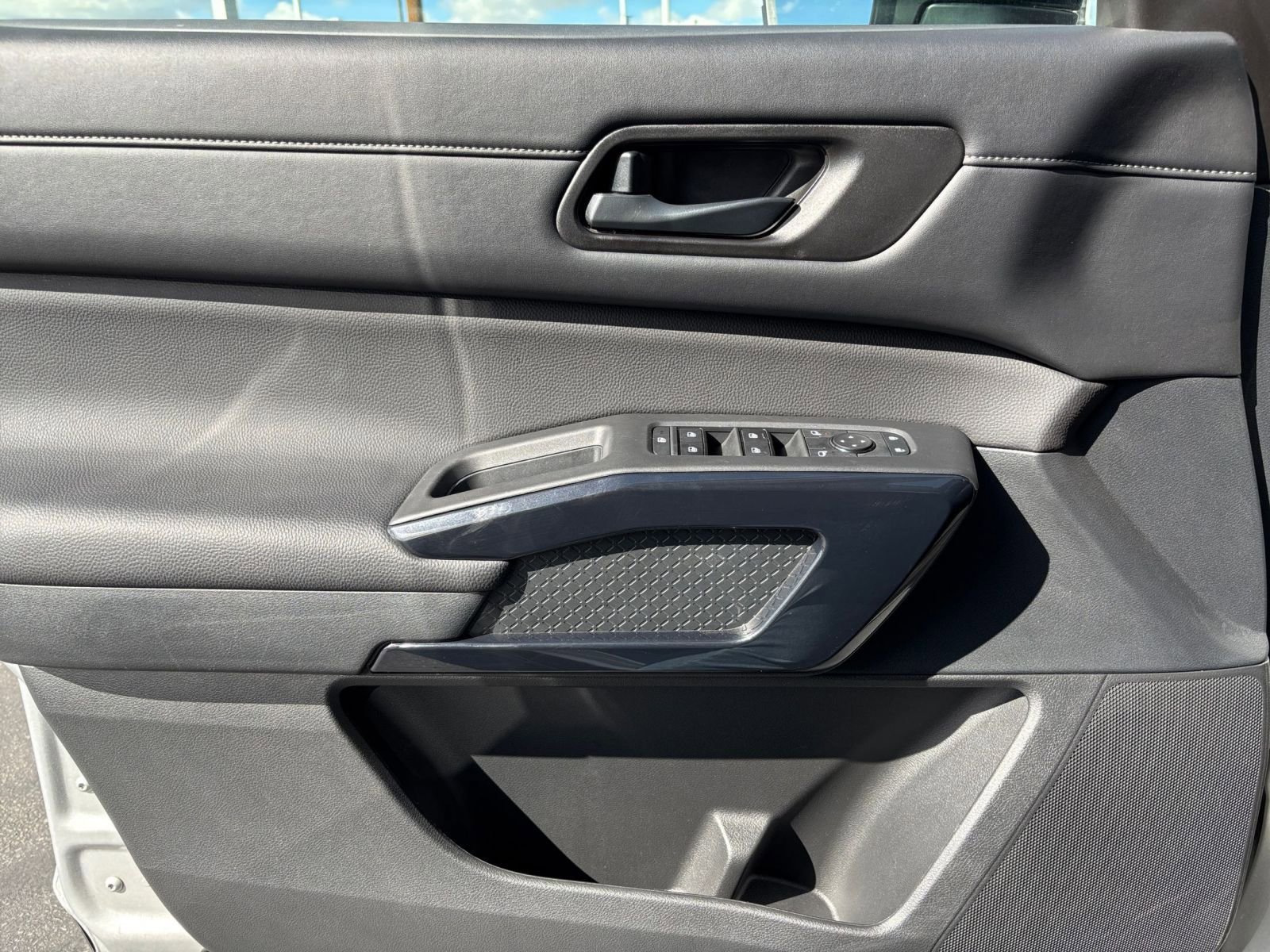 Used 2025 Nissan Pathfinder SV image 18