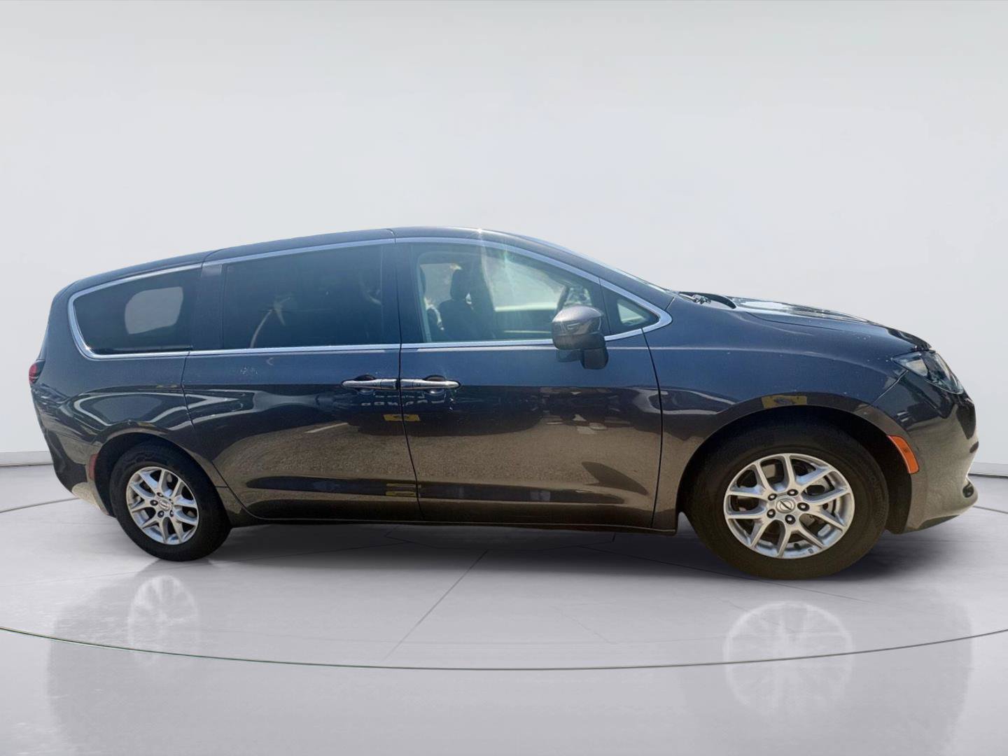 Used 2023 Chrysler Voyager LX FWD image 2