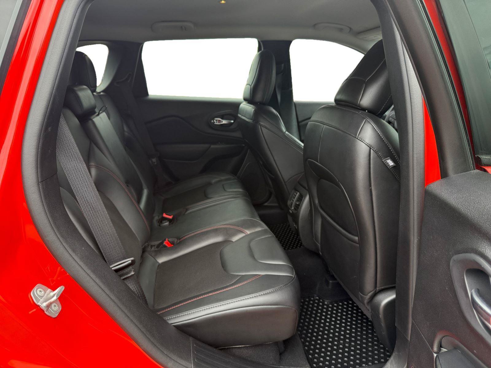 Used 2021 Jeep Cherokee Trailhawk w/ Comfort & Convenience Group AWD/4WD image 24