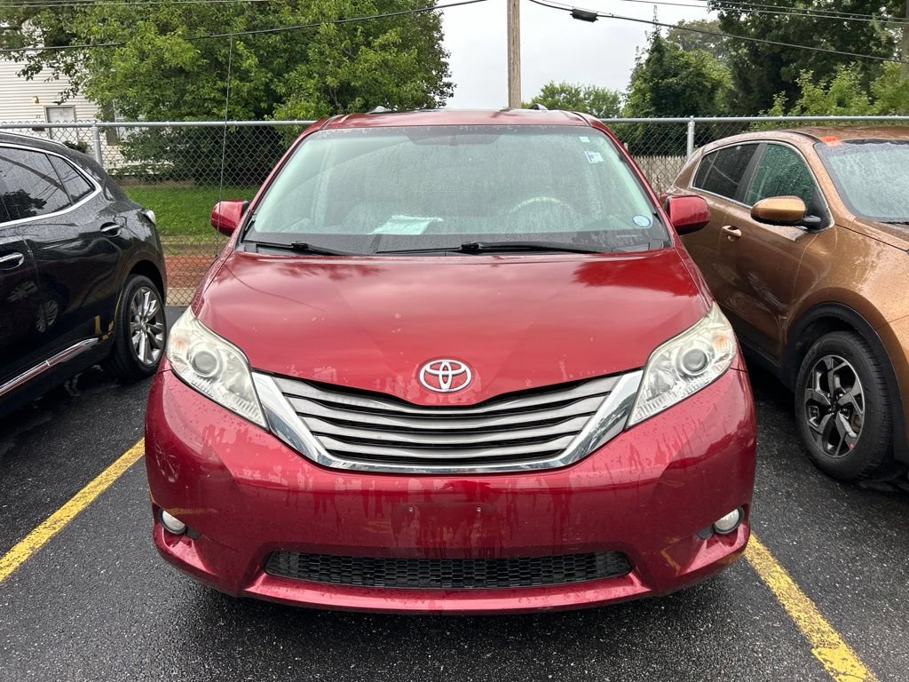 Used 2012 Toyota Sienna XLE w/ Entertainment Pkg FWD image 2