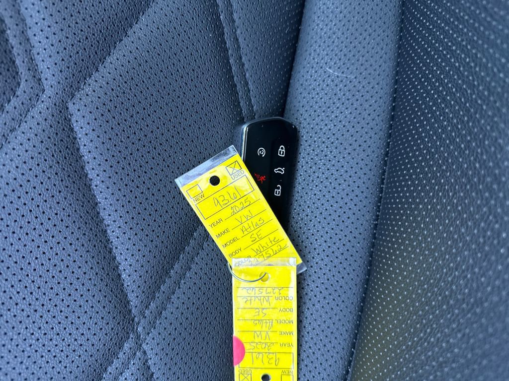 Used 2025 Volkswagen Atlas Cross Sport SE image 31