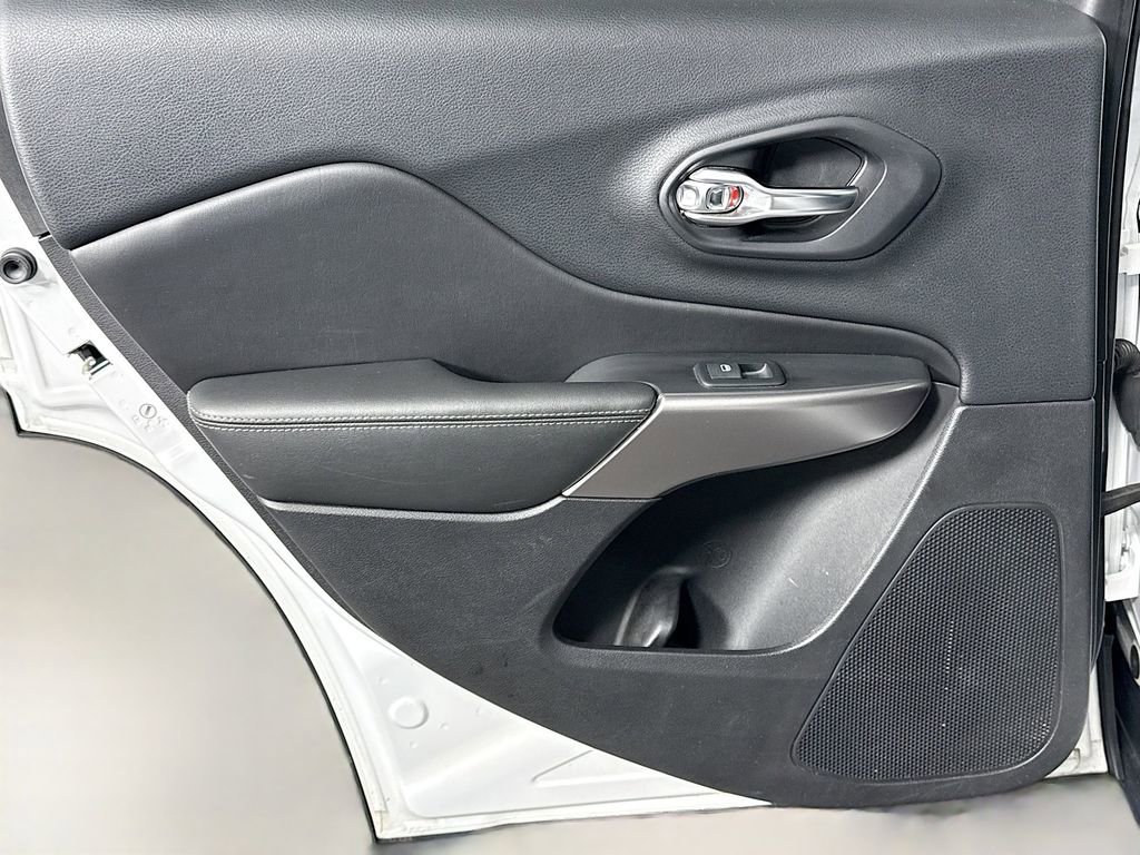 Used 2019 Jeep Cherokee Limited image 25