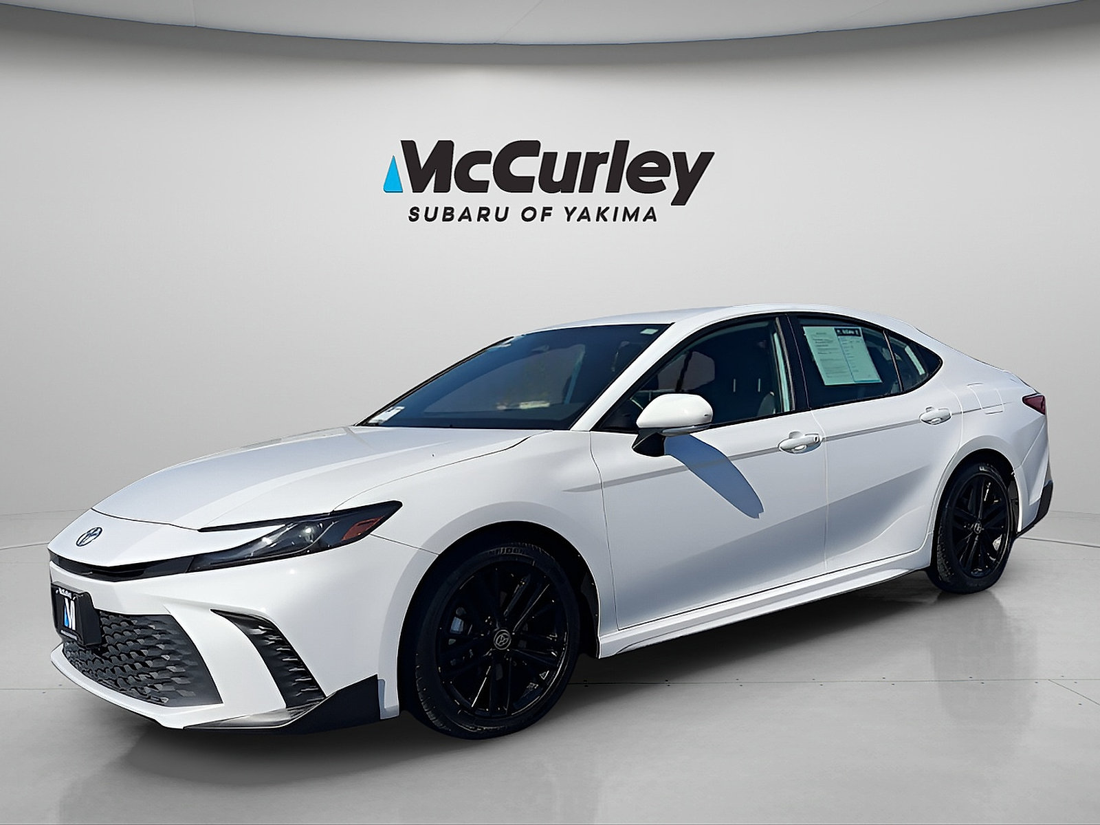 Used 2025 Toyota Camry SE FWD image 1