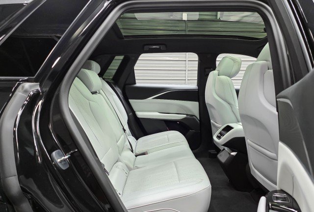 Used 2024 Cadillac Lyriq Luxury RWD image 18