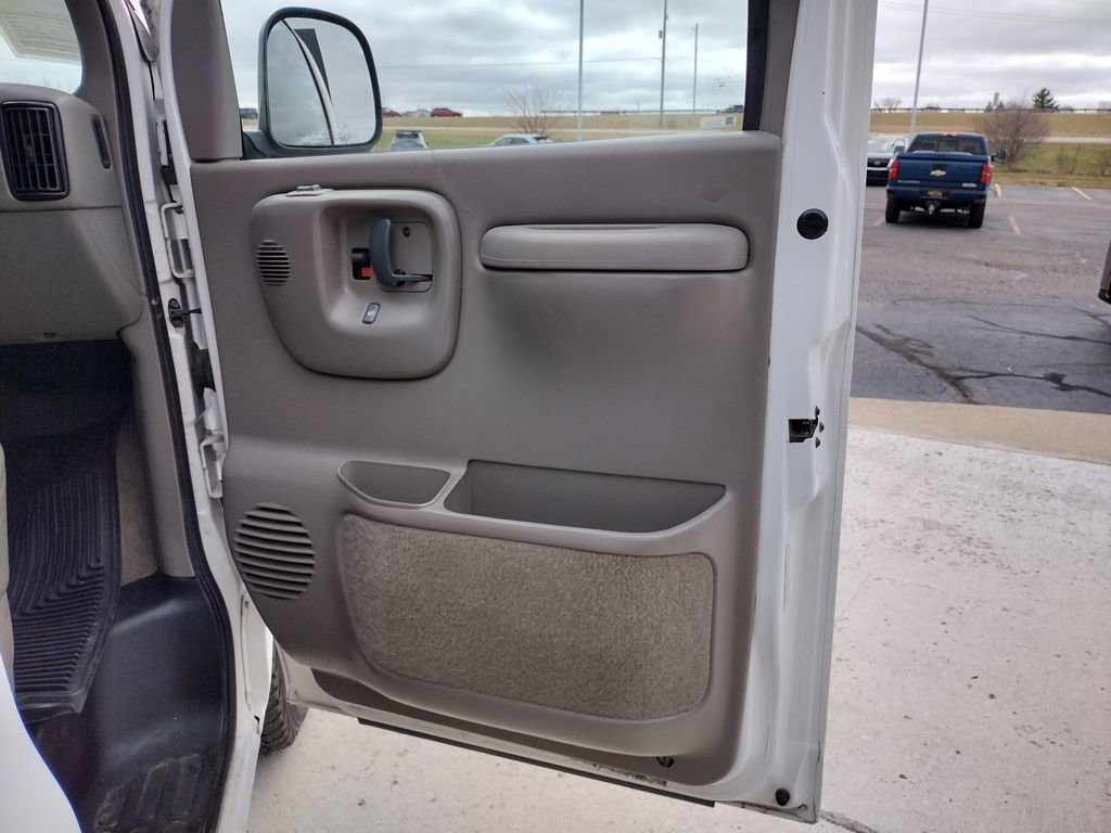 Used 2000 Chevrolet Express 1500 Passenger w/ LS Preferred Equipment Group image 15