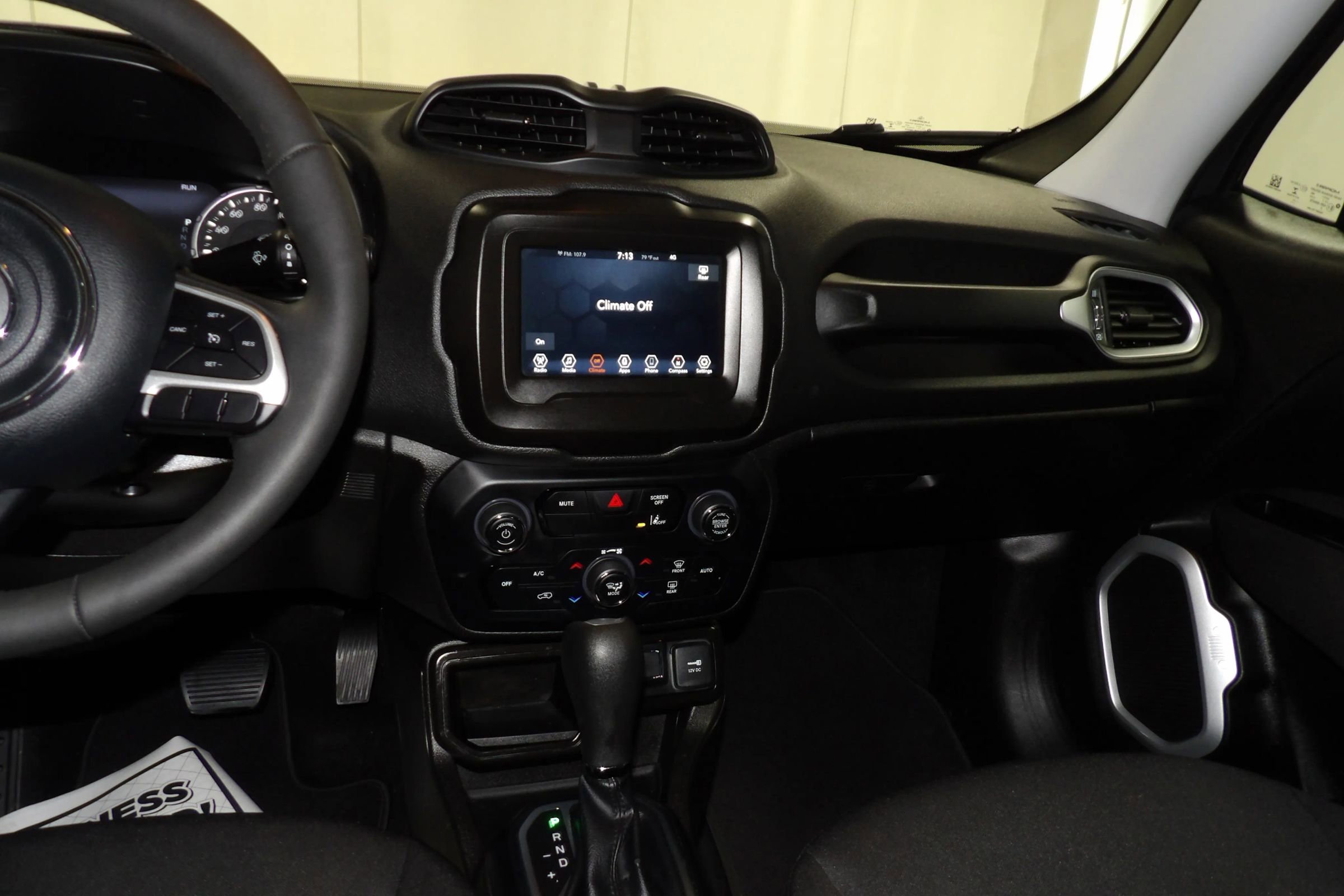 Used 2021 Jeep Renegade Latitude FWD image 12