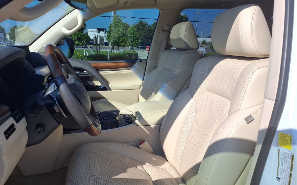 Used 2021 Lexus LX 570 4WD w/ Luxury Package image 13