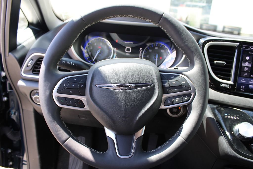 Used 2025 Chrysler Pacifica Select image 30