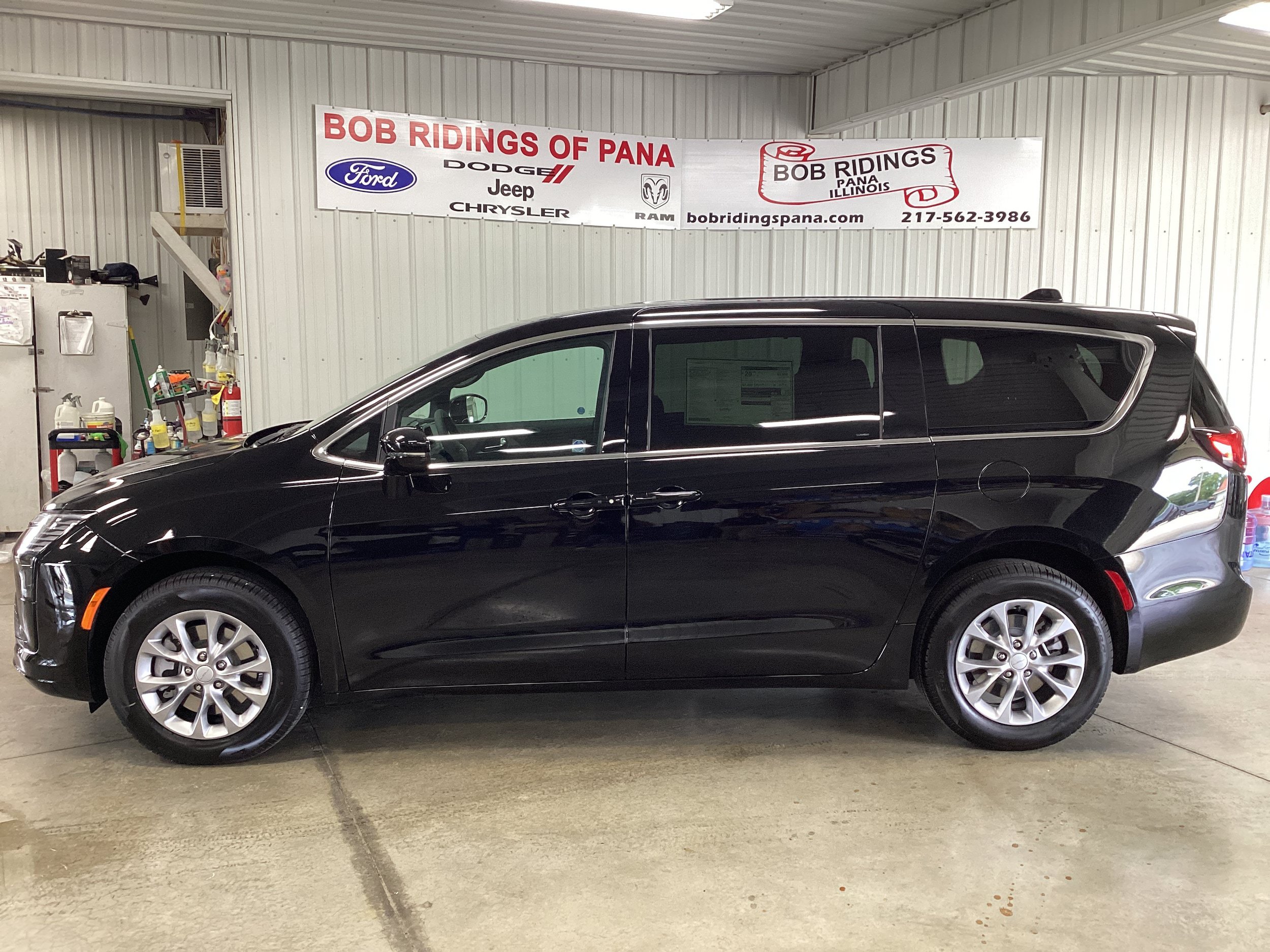 New 2027 Chrysler Pacifica Select w/ Family Tech Group AWD/4WD image 2