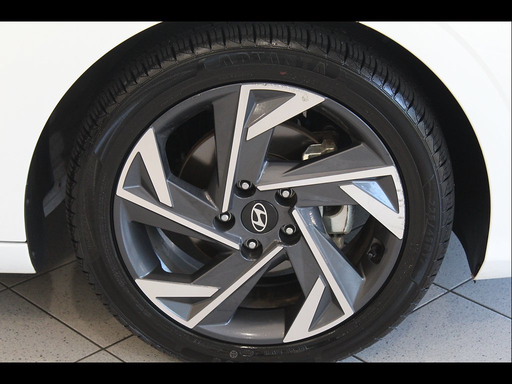 Used 2025 Hyundai Elantra SEL FWD image 11