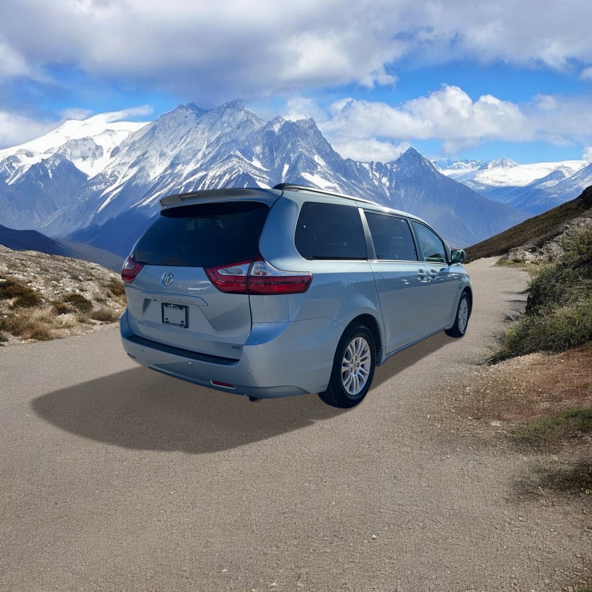 Used 2017 Toyota Sienna XLE image 4