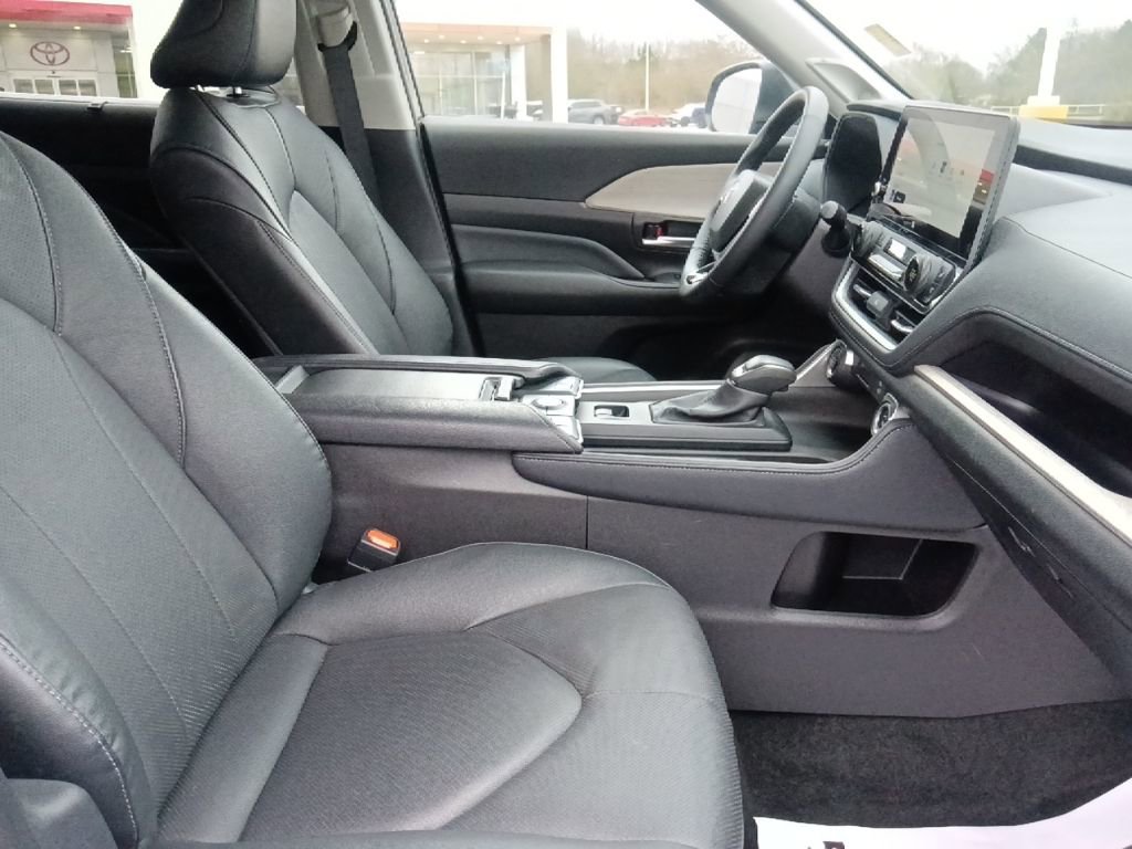 Used 2025 Toyota Grand Highlander AWD image 31