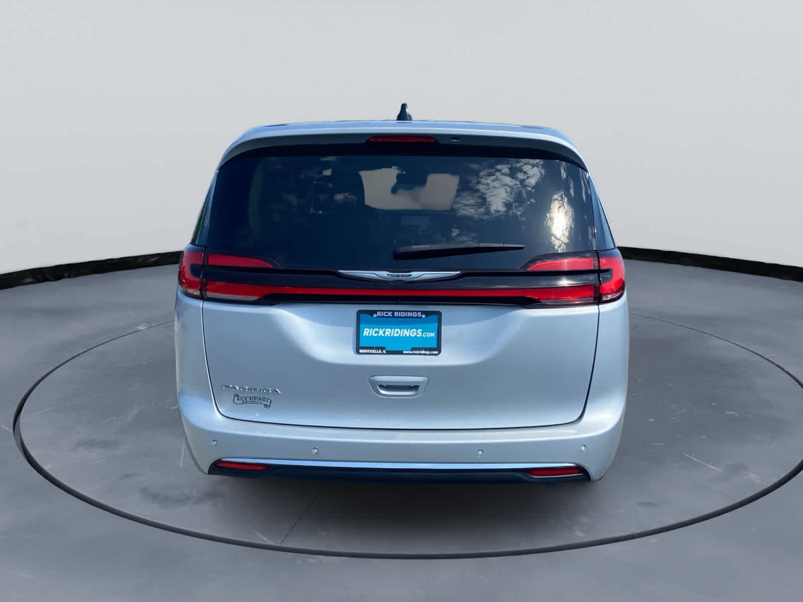 Used 2024 Chrysler Pacifica Touring-L FWD image 4