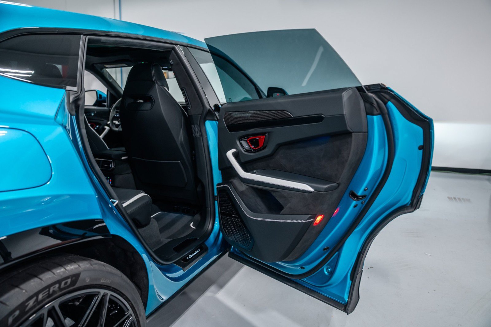 Used 2025 Lamborghini Urus SE AWD/4WD image 38