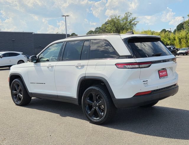 Used 2023 Jeep Grand Cherokee Altitude AWD/4WD image 3