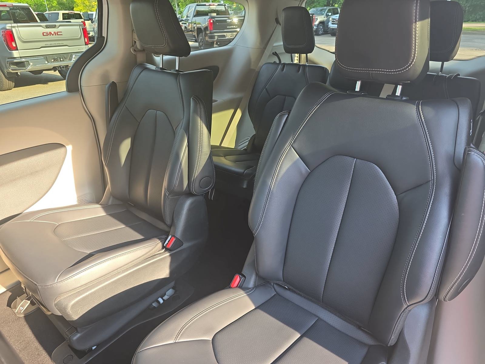 Used 2024 Chrysler Pacifica Limited FWD image 15
