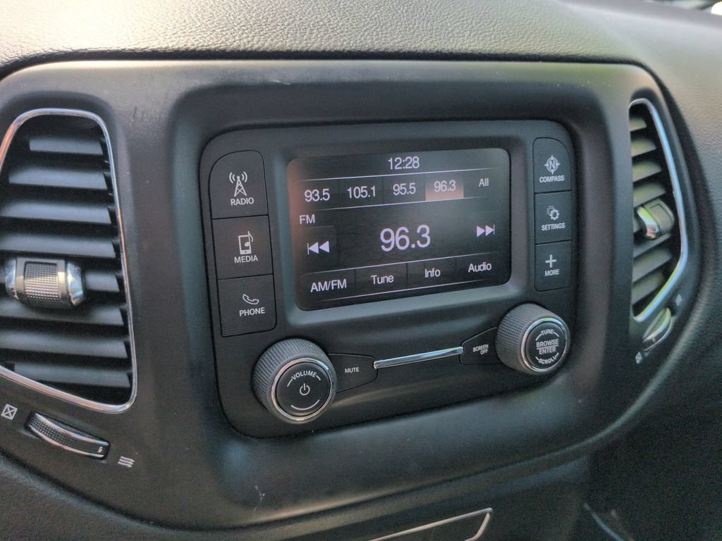 Used 2018 Jeep Compass Latitude FWD image 13