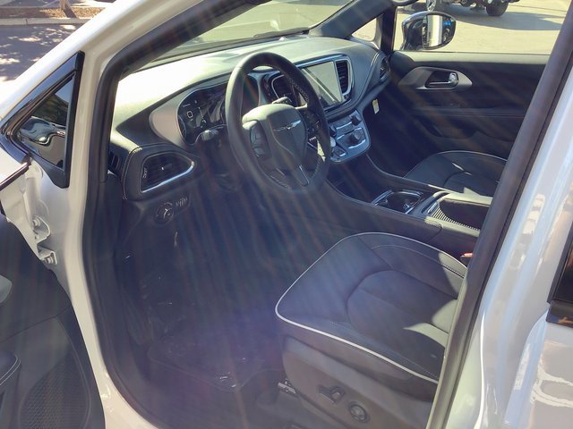 New 2026 Chrysler Pacifica Limited image 7