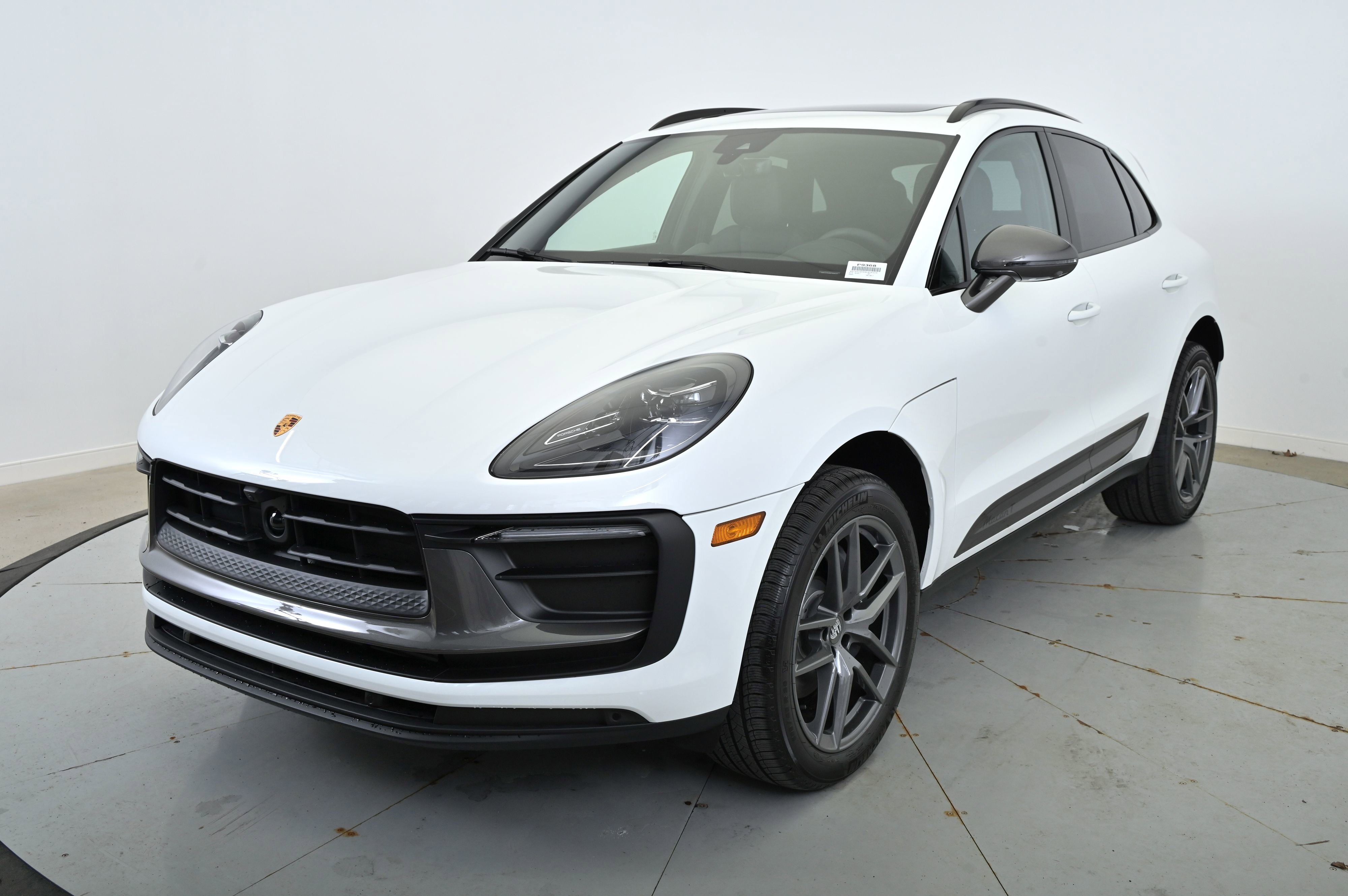 Certified 2025 Porsche Macan image 1