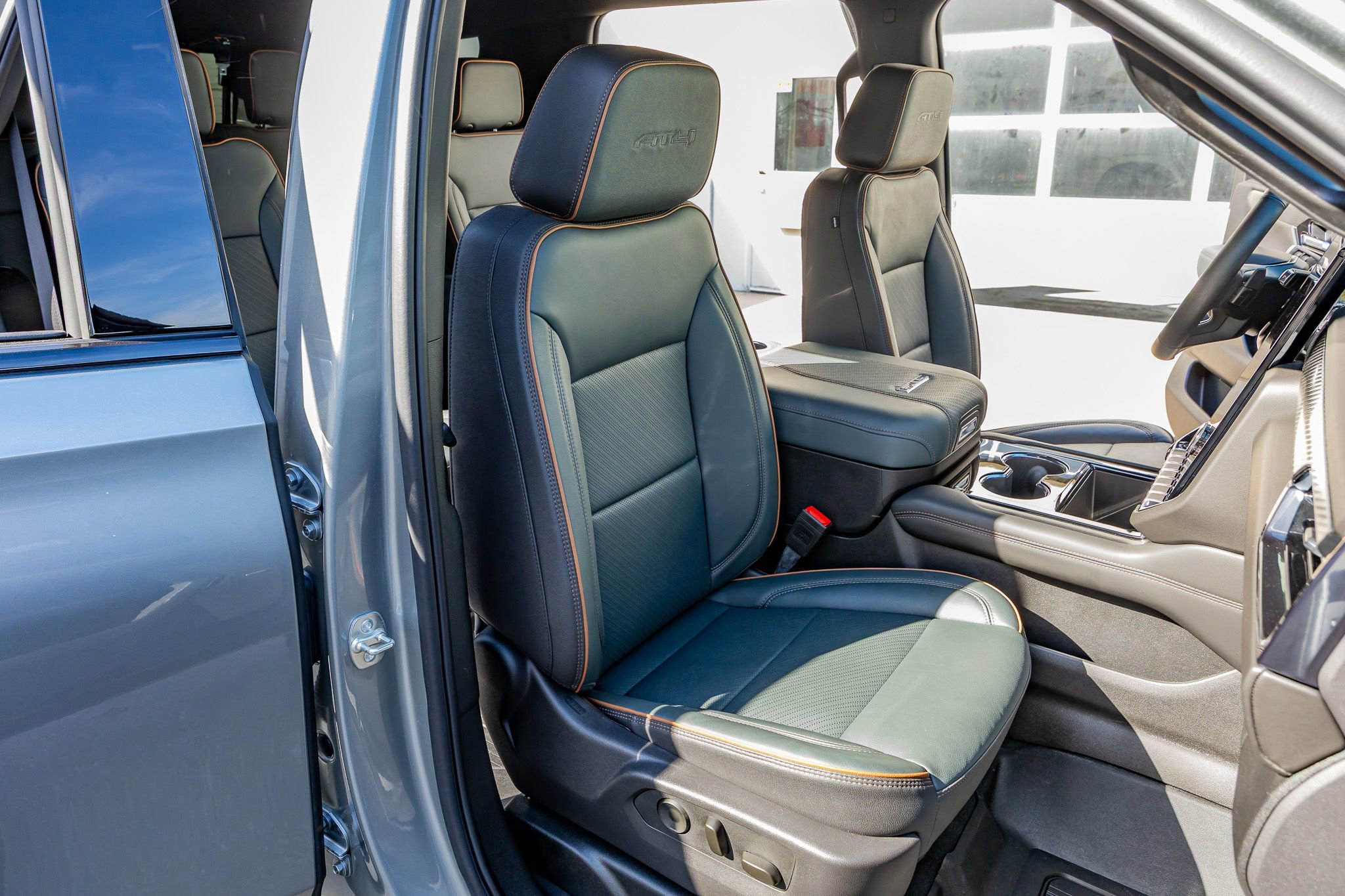 Used 2025 GMC Yukon AT4 w/ Premium Trailering Package image 29