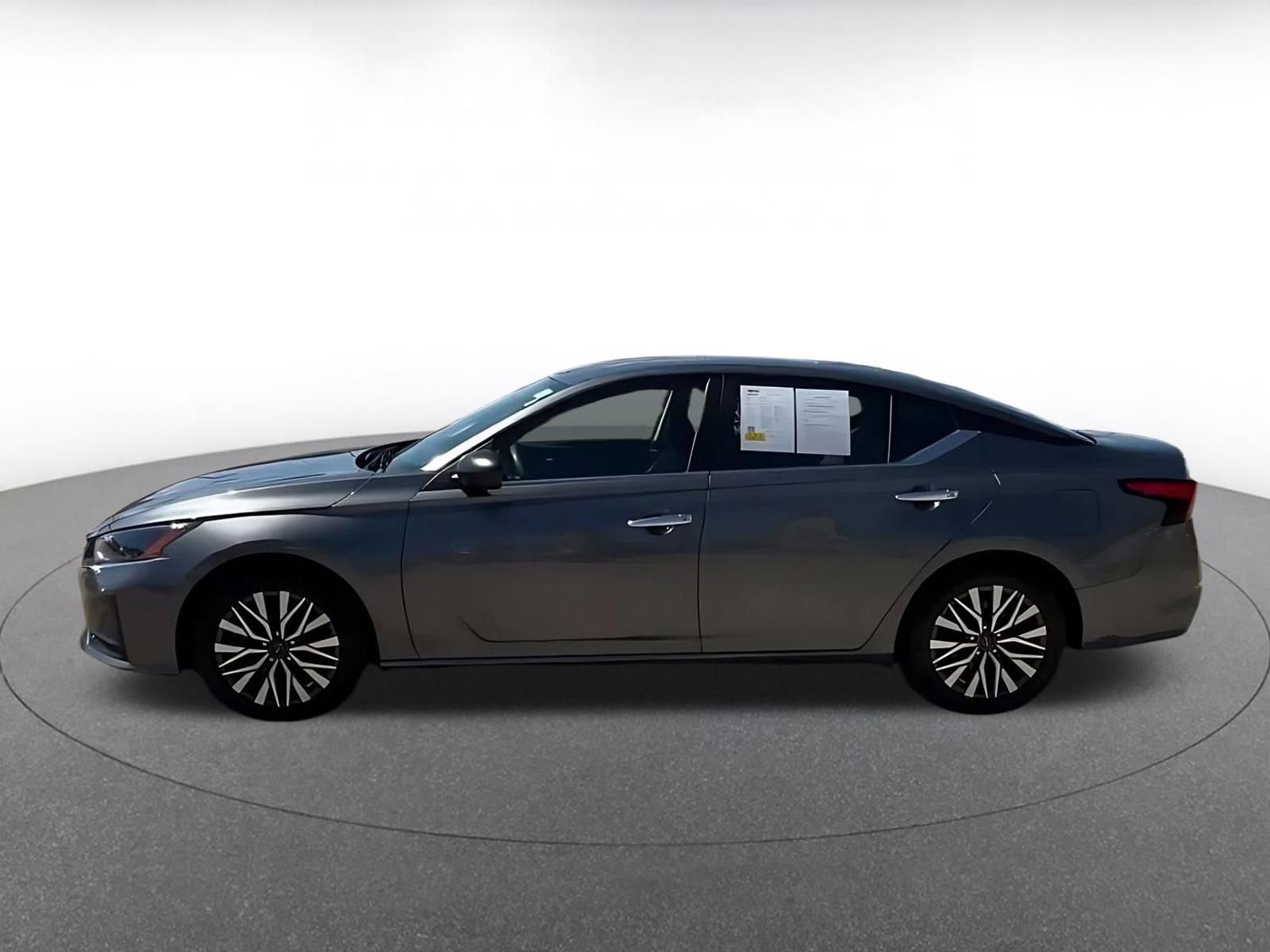 Used 2025 Nissan Altima 2.5 SV FWD image 9